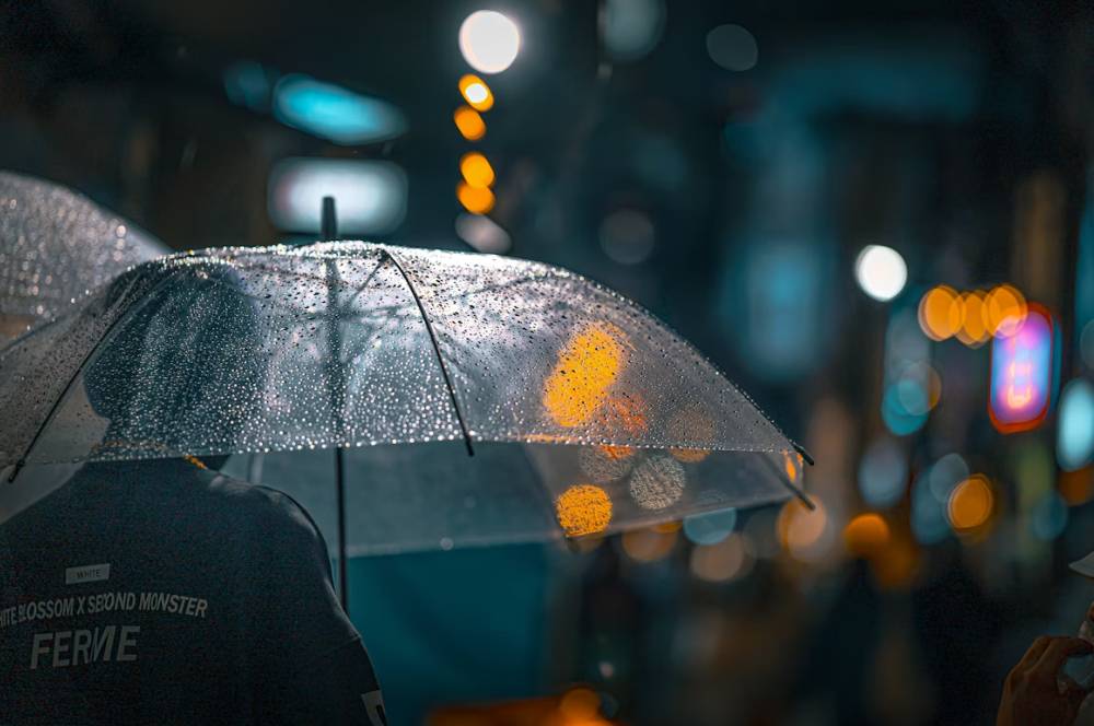 ilustrasi hujan di malam hari (unsplash.com/masahiro miyagi)