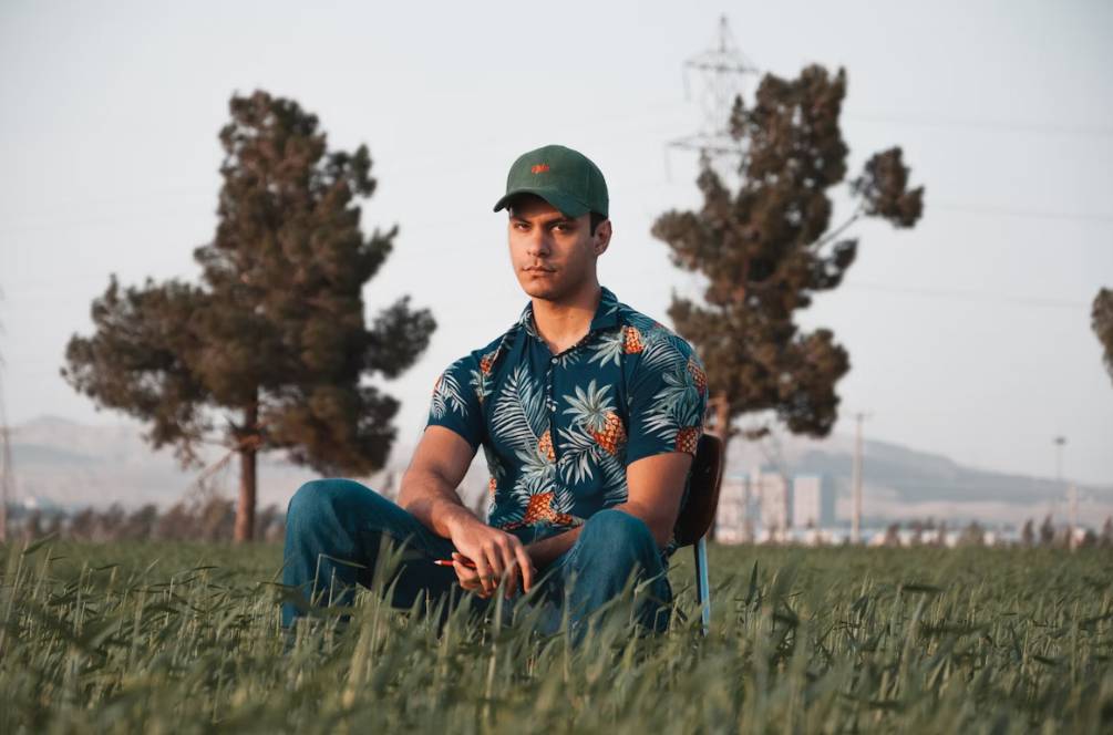 ilustrasi pria dengan topi baseball (unsplash.com/Nima Motaghian Nejad)