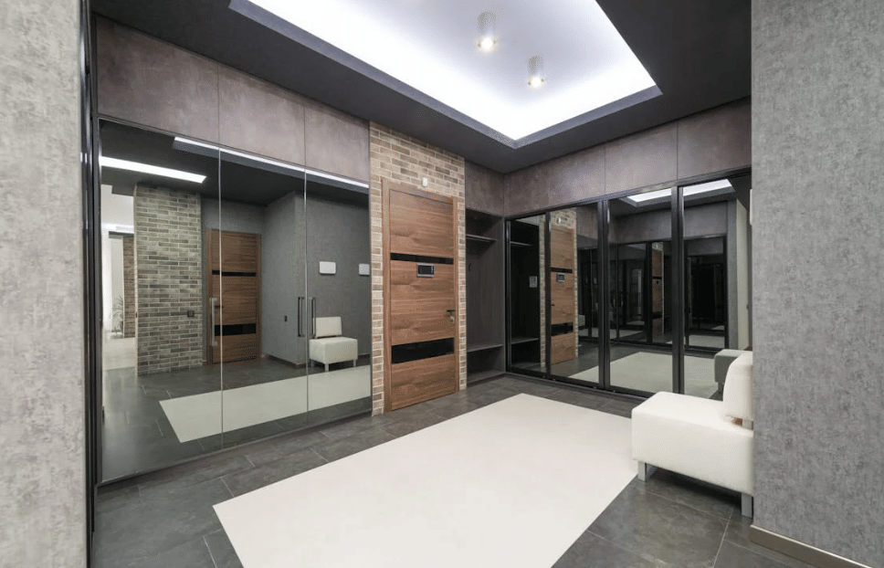 ilustrasi pintu geser di rumah (pexels.com/Max Vakhtbovycn)