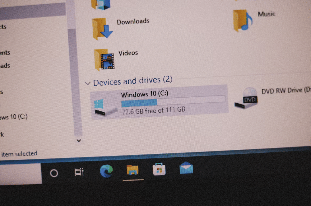 ilustrasi folder file komputer (unsplash.com/Alexey Demidov)