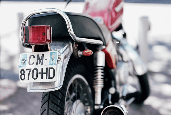 ilustrasi plat nomor pada kendaraan (pixabay.com/mariya_m)