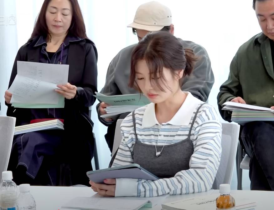 momen Choi Woo Shik dan Jung So Min script reading Would You Marry Me (via Youtube.com/SBS Catch)