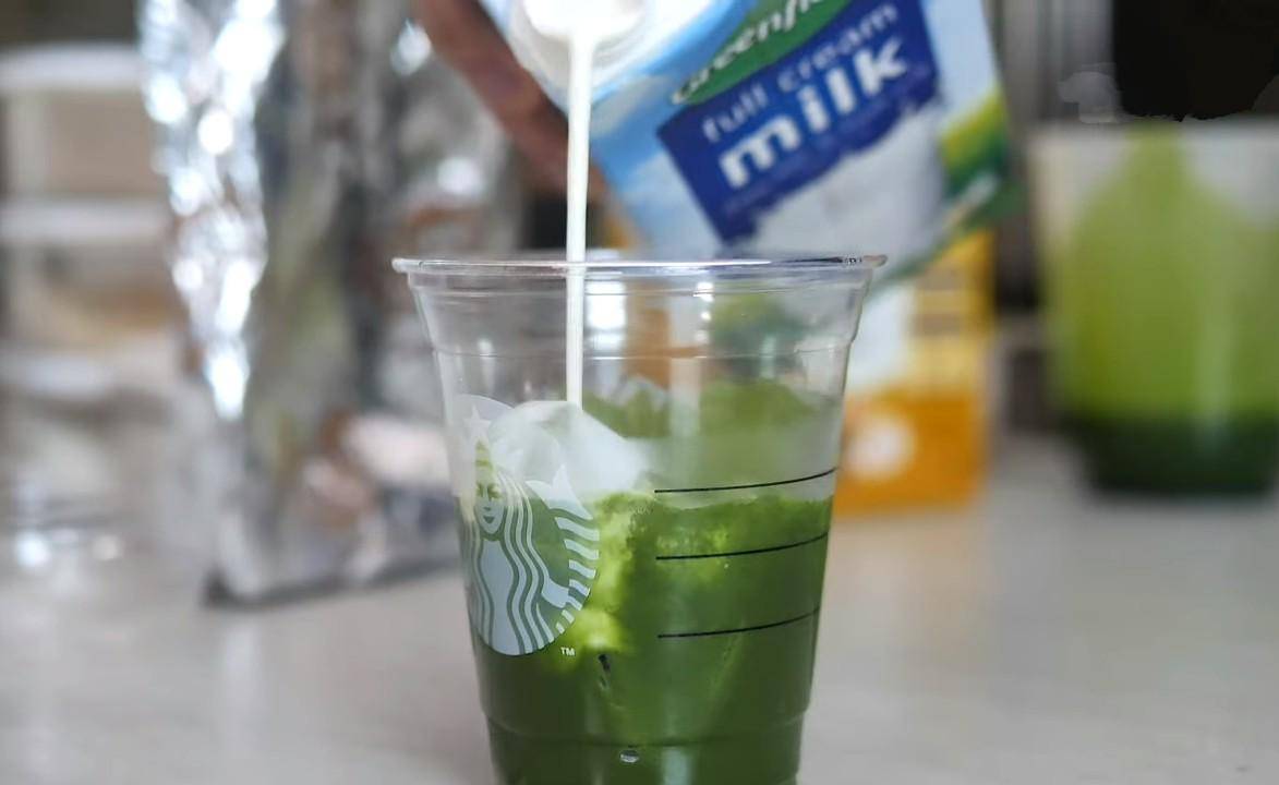 ilustrasi tuang creamer di atas green tea