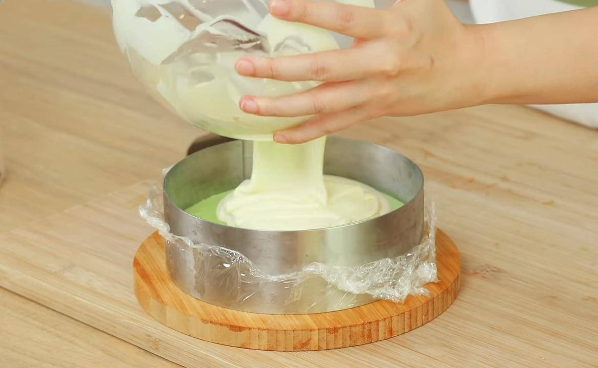 ilustrasi menuang adonan putih di atas green tea cheesecake (YouTube.com/Luvita Ho)