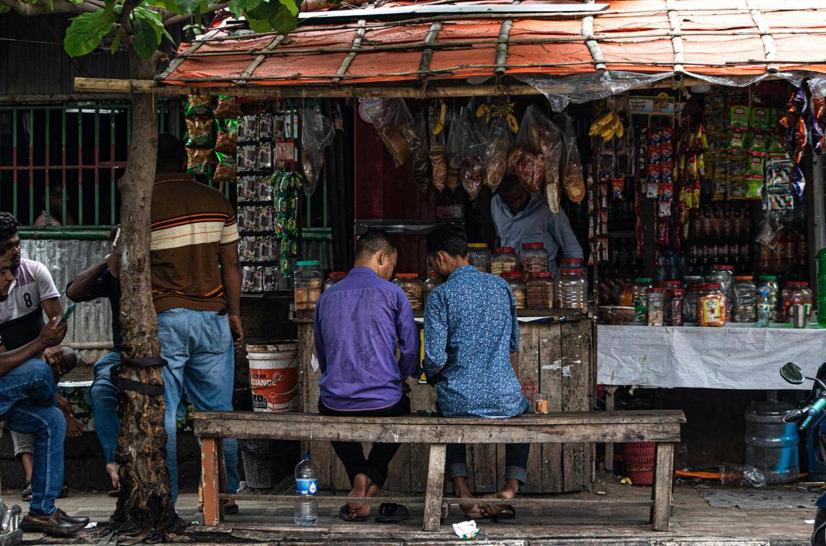ilustrasi berkumpul di depan toko kelontong (unsplash.com/Shakib Uzzaman)