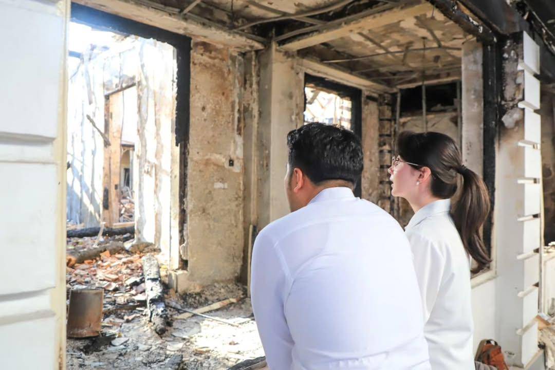 Arumi Bachsin dan suami tinjau Gedung Grahadi yang terbakar. (instagram.com/arumibachsin_94)