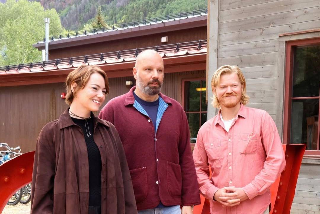 Yorgos Lanthimos (tengah) bersama cast film Bugonia, Emma Stone dan Jesse Plemons