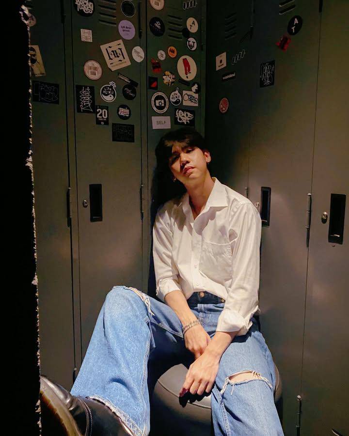 Mix and match pakai ripped jeans ala Sing Harit