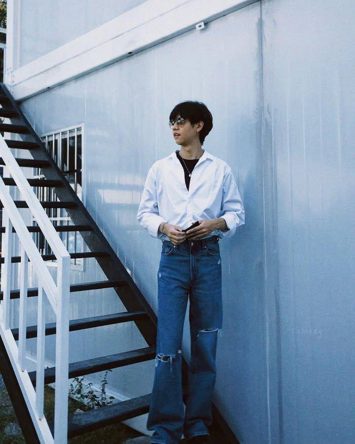 Gaya pakai ripped jeans ala Sing Harit
