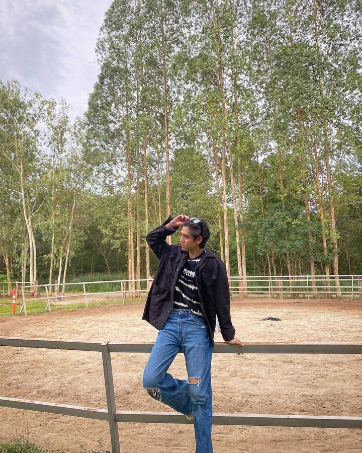 Style pakai ripped jeans ala Sing Harit