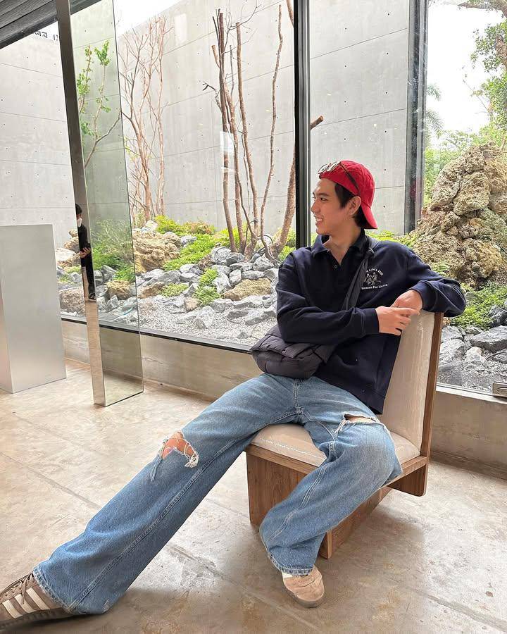Outfit pakai ripped jeans ala Sing Harit