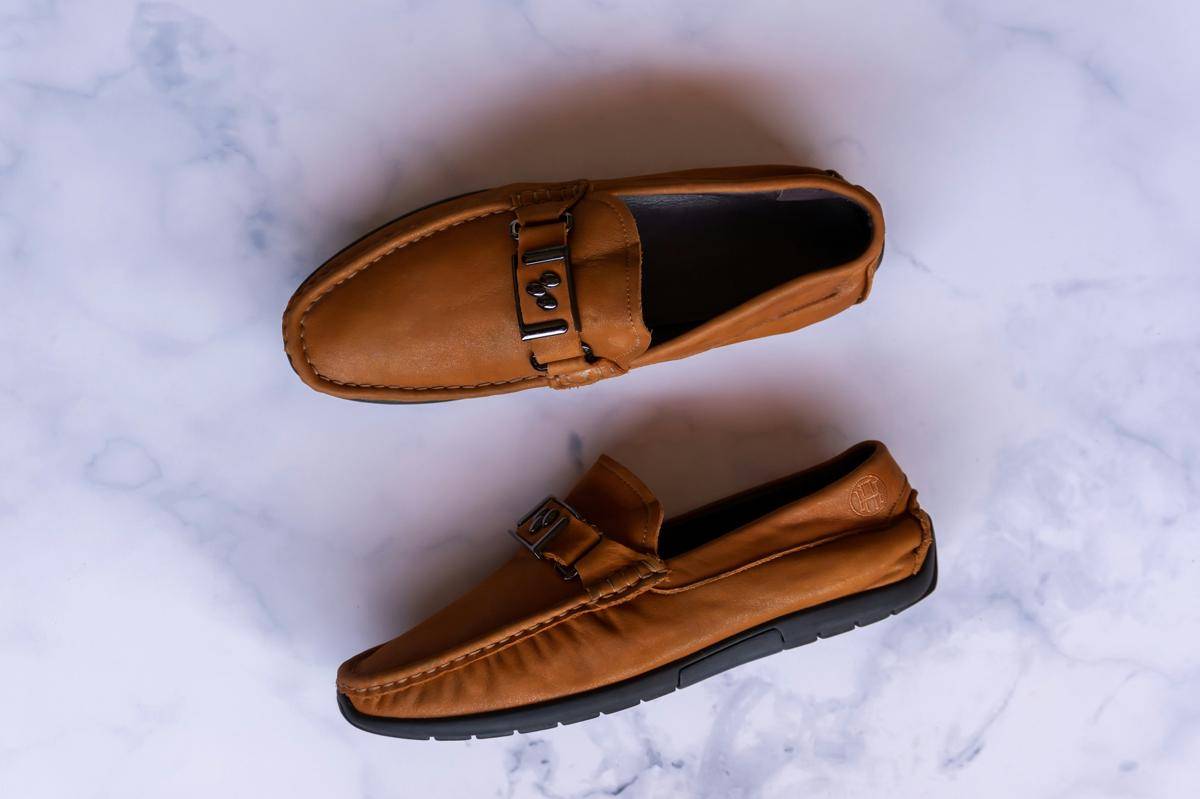 ilustrasi sepatu loafers kulit (unsplash.com/Stanley G. Mathu)
