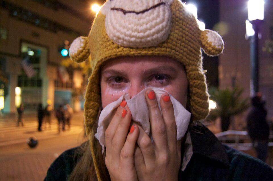 Menutup hidung dan mulut sambil pergi menjauh jadi salah satu cara meminimalisir efek dari gas air mata. (commons.wikimedia.org/Lily Rhoads)