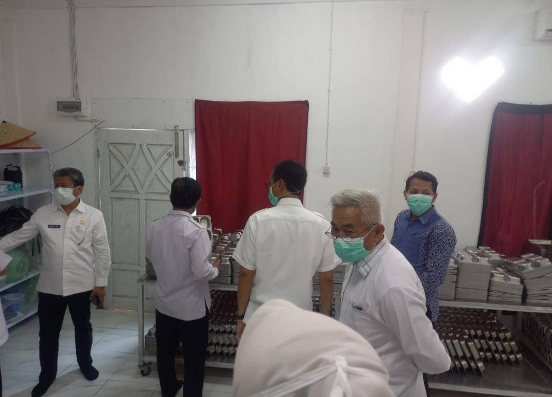 Sekda Kabupaten OKI, Asmar Wijaya saat mlakukan sidak di dapur MBG. (Dok. Istimewa)