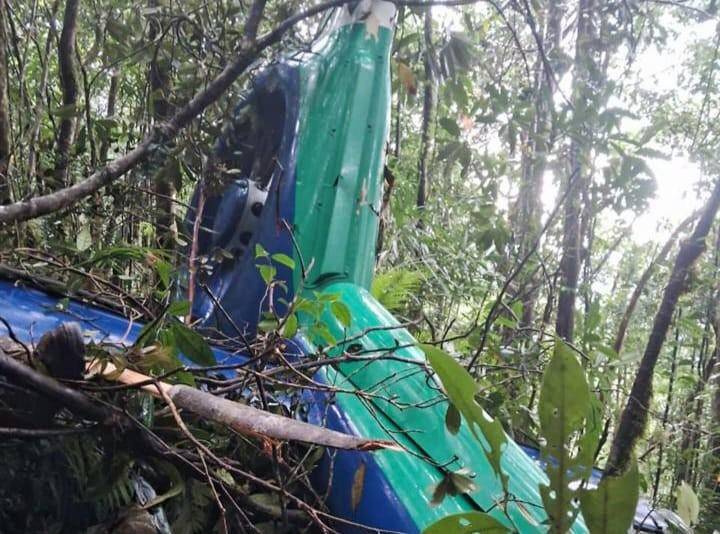 Bangkai ekor helikopter BK117-D3 PK-RGH milik PT Eastindo Air ditemukan di kawasan hutan Meratus wilayah Mantewe, Kabupaten Tanah Bumbu, Kalsel, Rabu (3/9/2025). (istimewa)