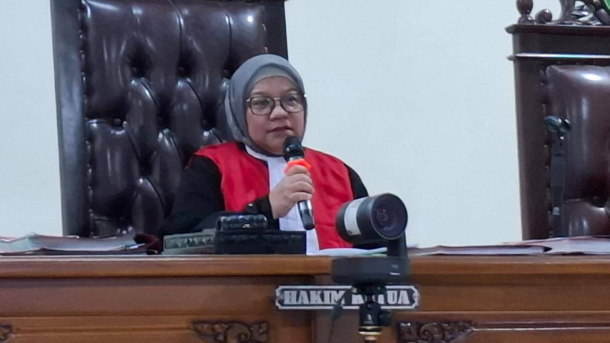 Majelis hakim di Pengadilan Negeri Sungguminasa, saat pembacaan vonis hukuman pelaku pembunuhan terhadap wanita hamil, Selasa (2/9/2025). (IDN Times/Darsil Yahya)