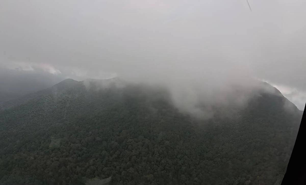 Tim SAR gabungan dari udara sedang melakukan pencarian helikopter hilang di kawasan pegunungan Meratus wilayah Mantewe, Kabupaten Tanah Bumbu, Kalsel. (Tangkapan layar video/Basarnas Banjarmasin)