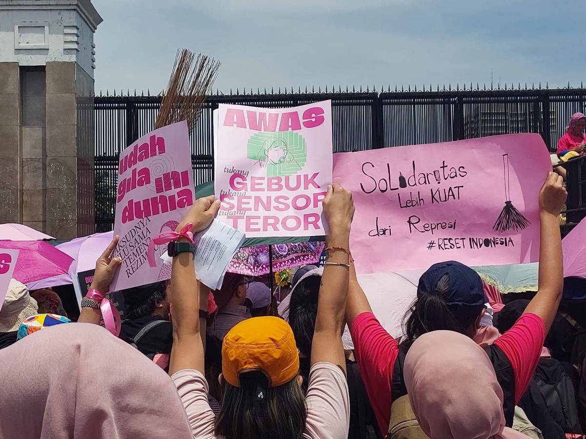 Aliansi Perempuan Indonesia menggelar demo di depan gerbang utama DPR pada 3 September 2025. (IDN Times/Santi Dewi)