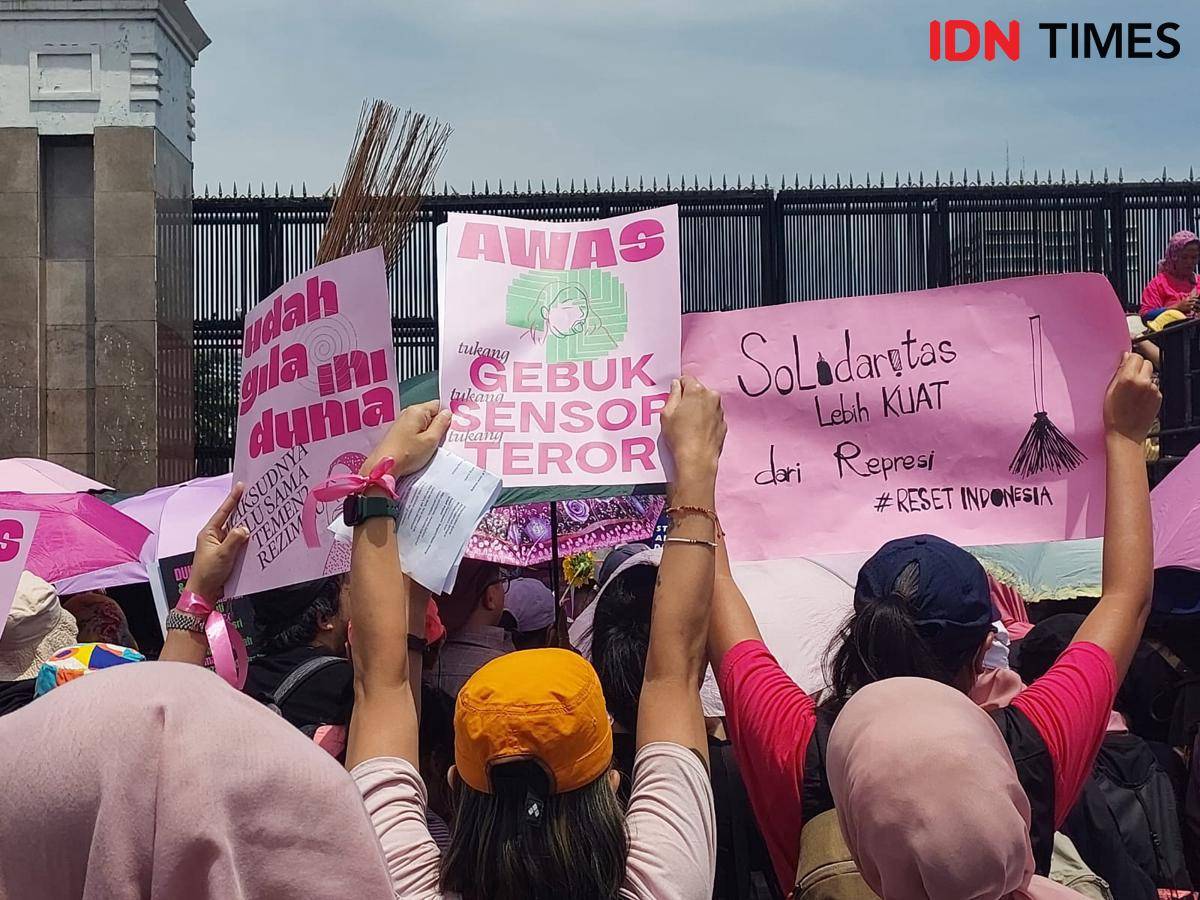 Aliansi Perempuan Indonesia menggelar demo di depan gerbang utama DPR pada 3 September 2025. (IDN Times/Santi Dewi)
