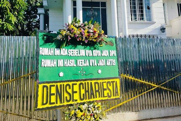 Denise Chariesta Kirim Karangan Bunga (Instagram.com/denisechariesta91)