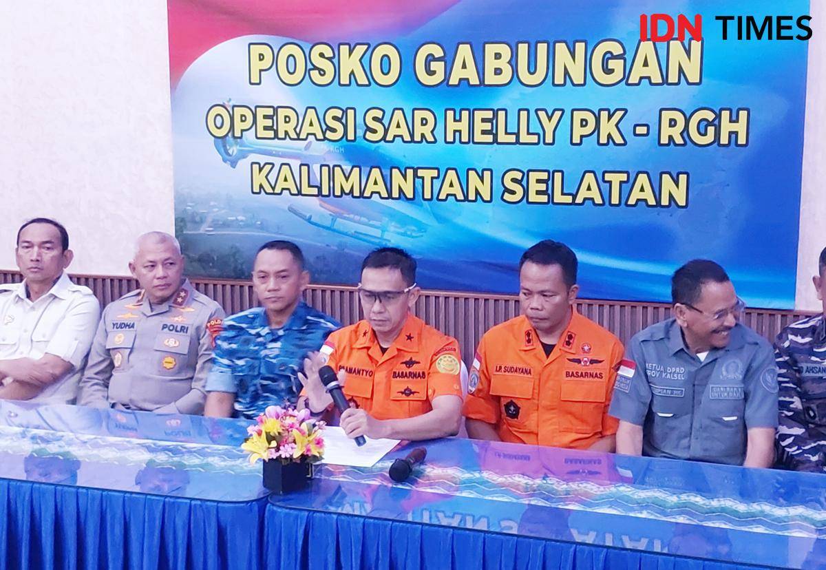Basarnas bersama Forkopimda Kalsel menggelar konferensi pers hasil pencarian helikopter yang jatuh di Mantewe, Tanah Bumbu, Kalsel, Rabu (3/9/2025). (Hendra Lianor/IDN Times)