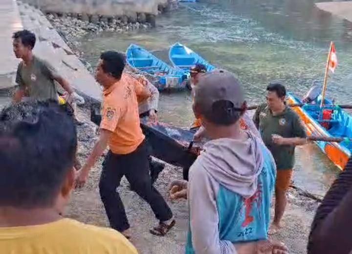 SAR Satlinmas Wilayah II Gunungkidul evakuasi sesosok jenazah di Pantai Baron.