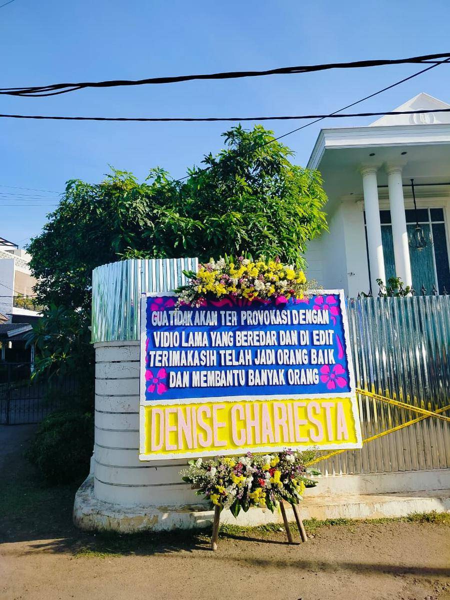 Denise Chariesta Kirim Karangan Bunga (Instagram.com/denisechariesta91)