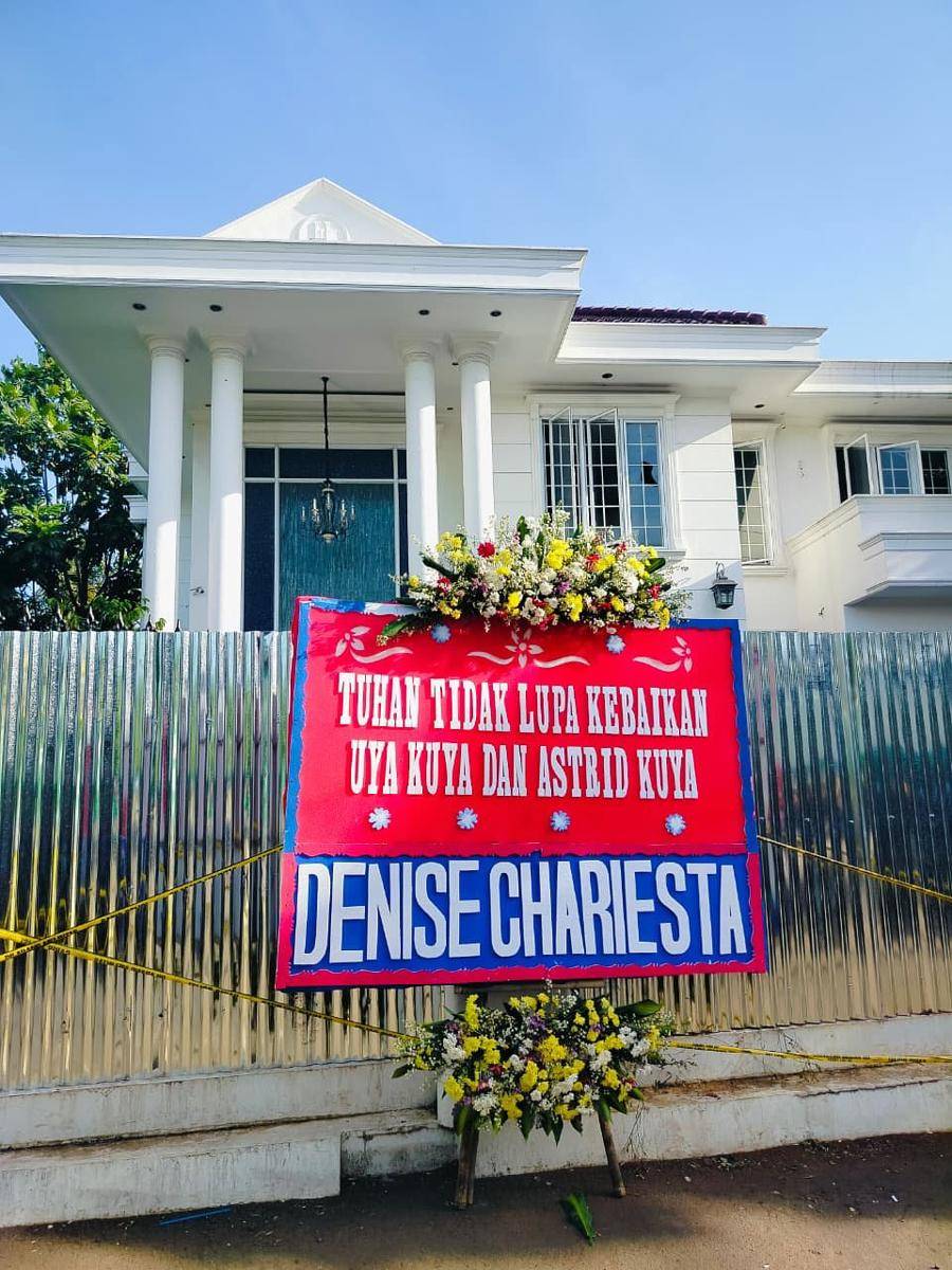 Denise Chariesta Kirim Karangan Bunga (Instagram.com/denisechariesta91)