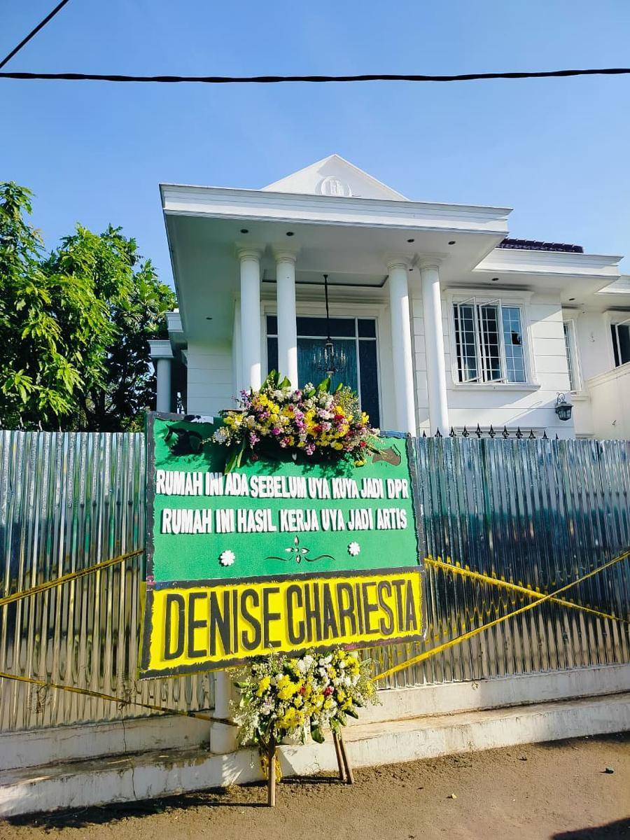 Denise Chariesta Kirim Karangan Bunga (Instagram.com/denisechariesta91)