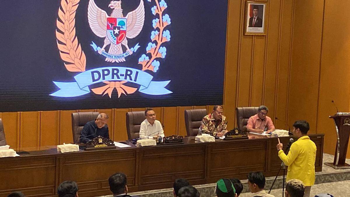 Mahasiswa Universitas Indonesia (UI) mendesak agar DPR RI bentuk Tim Investigasi usut kekerasan demo. (IDN Times/Yosafat Diva Bayu Wisesa)