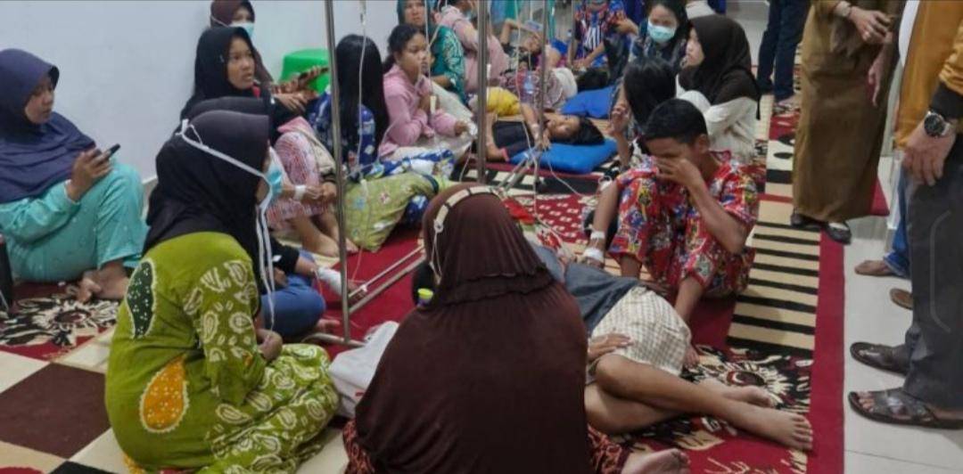 Sejumlah siswa di Pedamaran OKI dìbawa ke Puskesmas diduga keracunan usai santap MBG. (Dok. Warga)