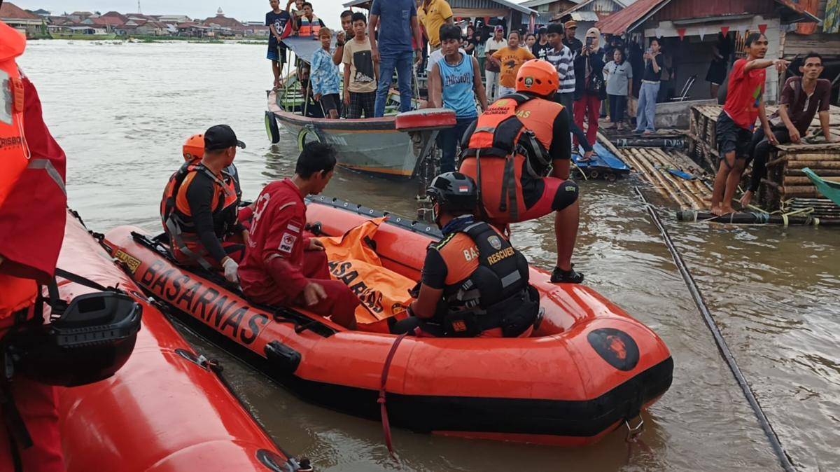 Evakuasi jasad korban tenggelam di Sungai Ogan Palembang (Dok: SAR Palembang)