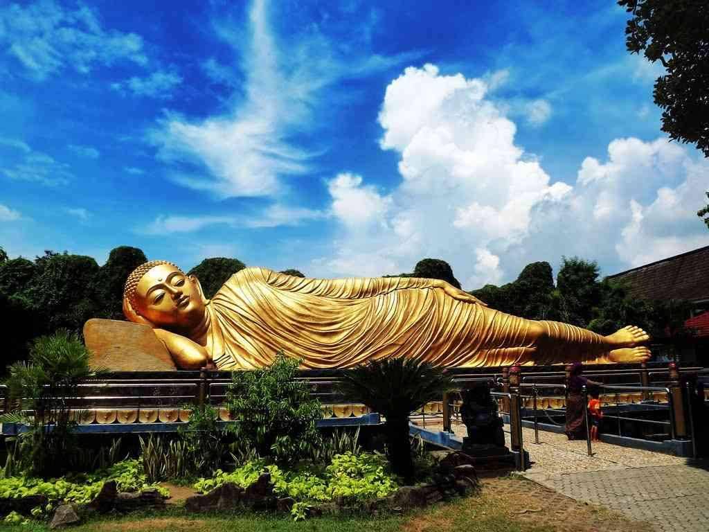 Patung Buddha Tidur di Mojokerto wisata religi Indonesia