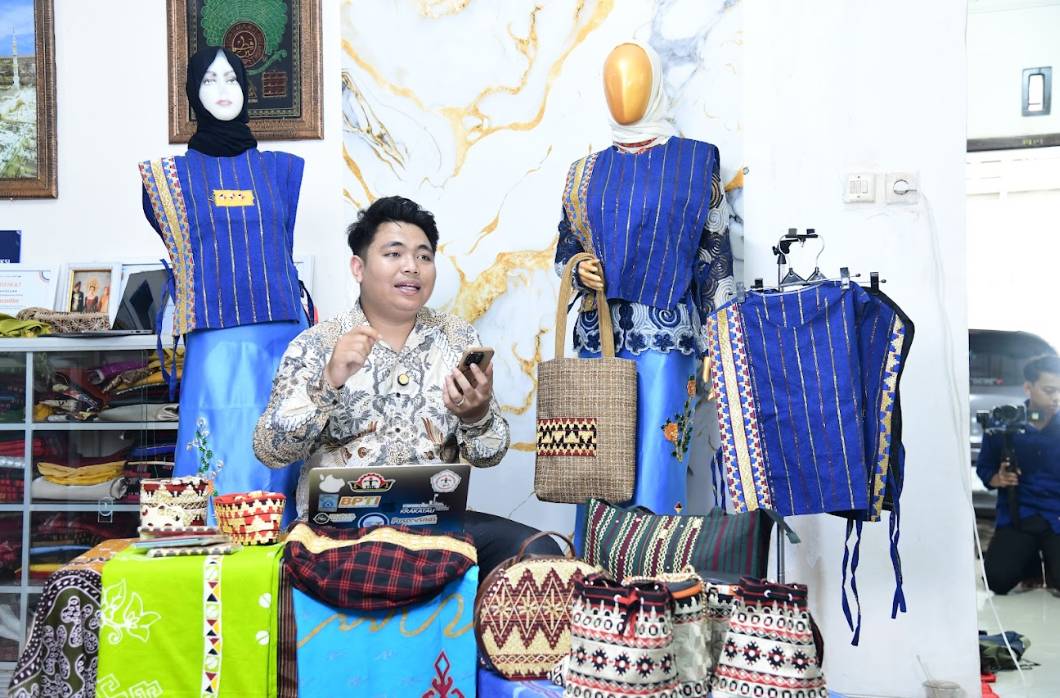 Tim Dosen Universitas Teknokrat Indonesia (UTI) Mendukung Pengembangan UMKM Puteri Tapis Tenun Lampung di Tanggamus