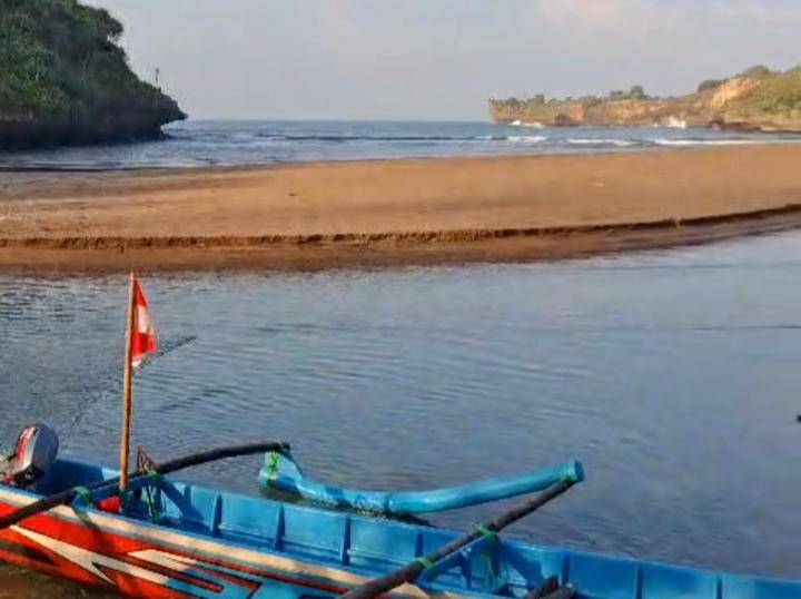 SAR Satlinmas Wilayah II Gunungkidul evakuasi sesosok jenazah di Pantai Baron.