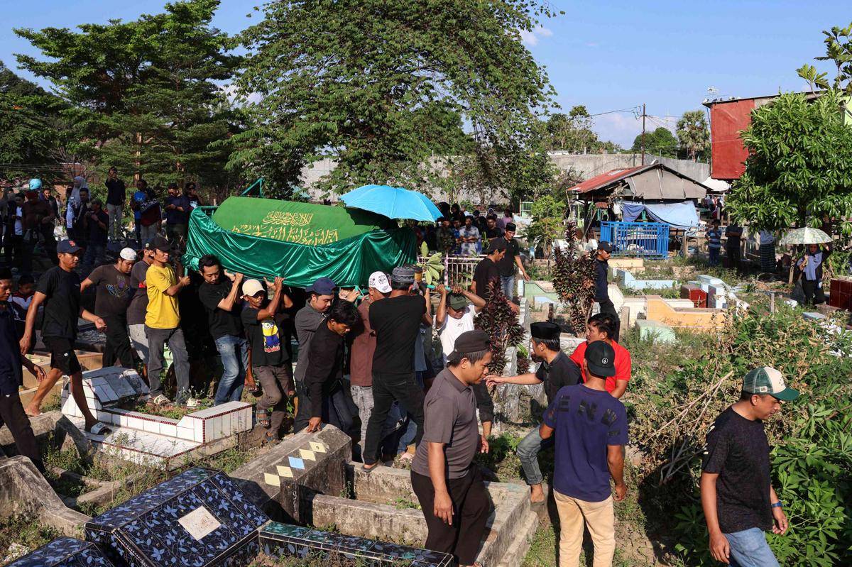 antarafoto-pemakaman-korban-kericuhan-dprd-kota-makassar-1756887892 (1).jpg