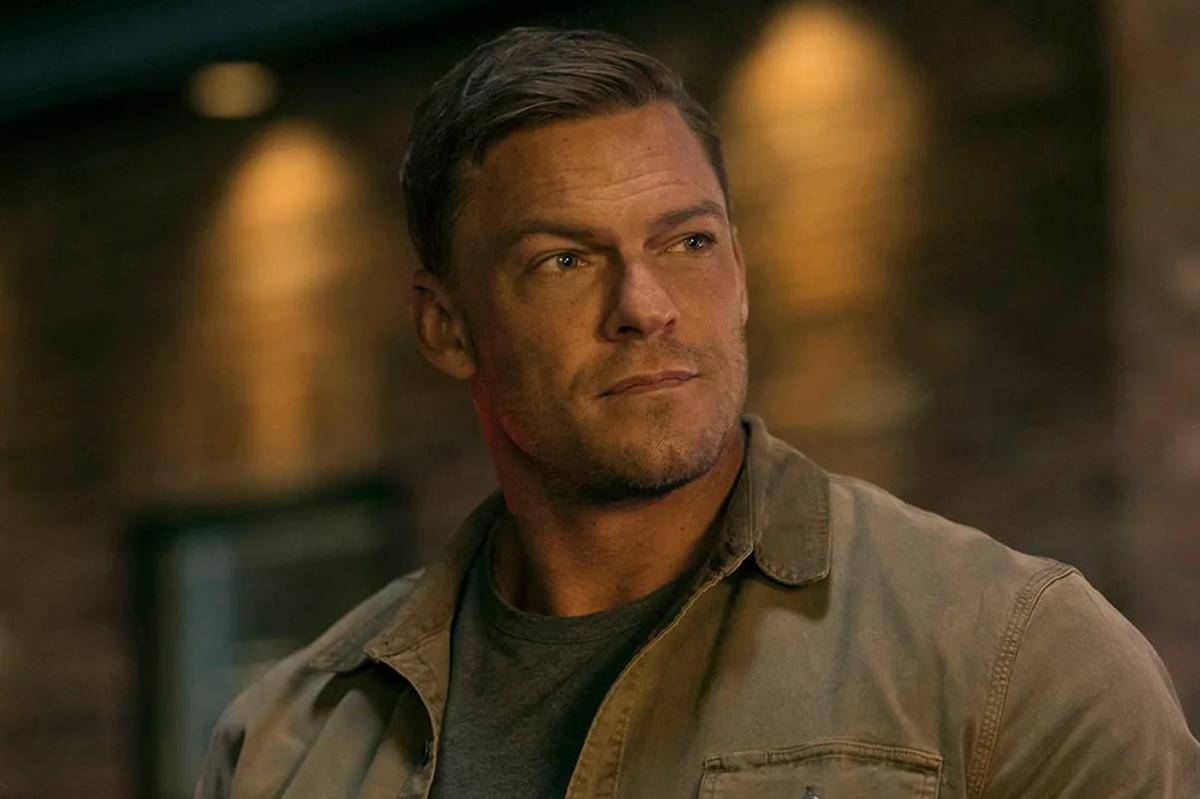 Namun, aktor Jack Reacher ini sempat memohon untuk jadi Batman.jpg