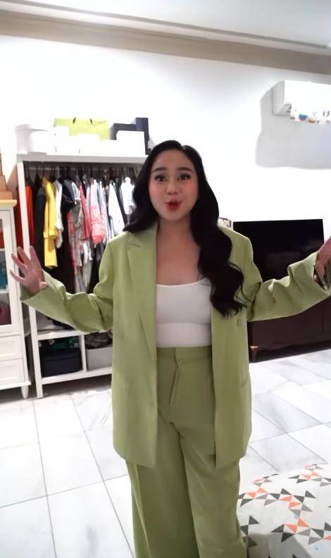 Denise Chariesta Kirim Karangan Bunga (Instagram.com/denisechariesta91)