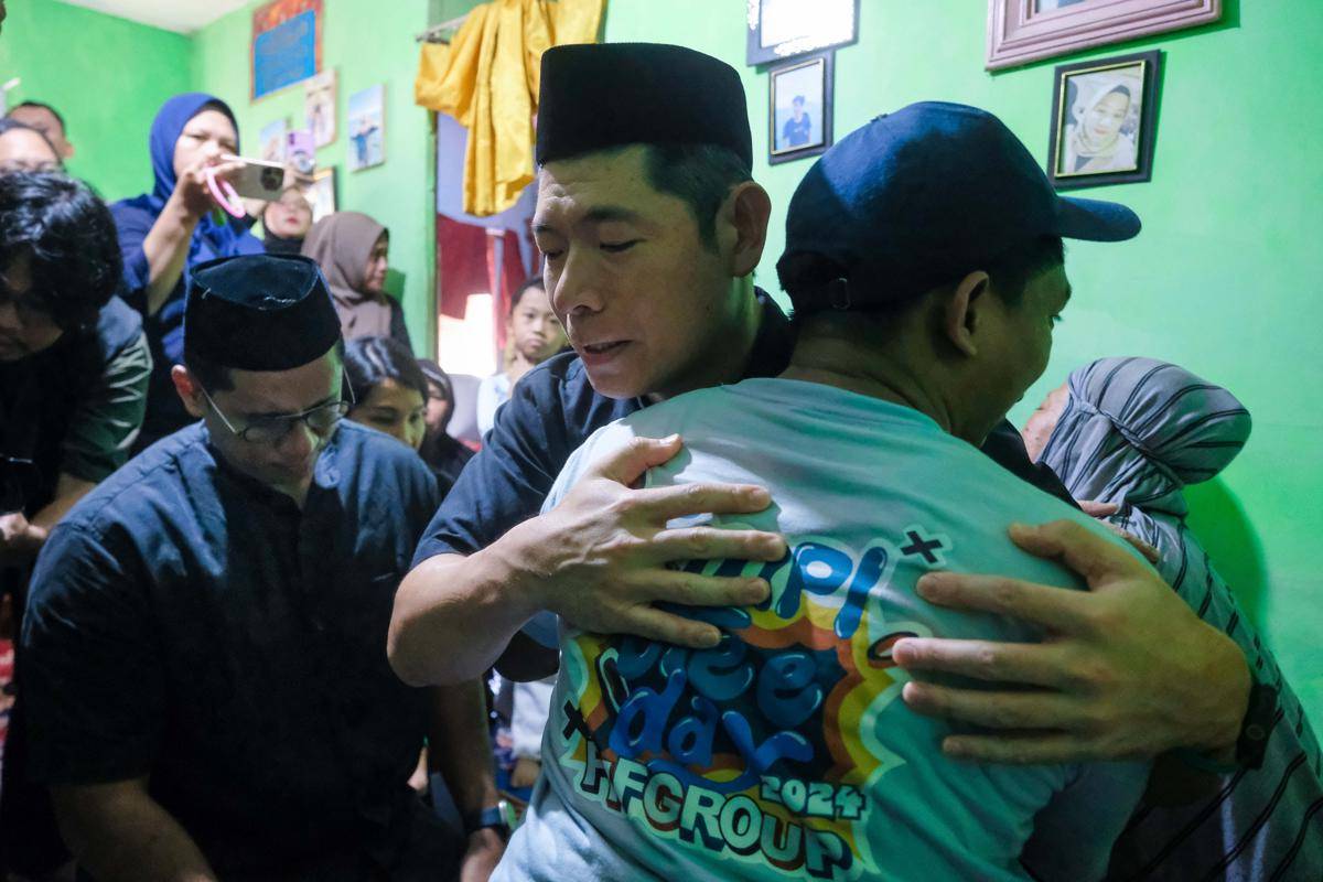 Suasana kunjungan jajaran Grab ke kediaman keluarga Almarhum Rusdamdiansyah (Dandi). Anthony Tan, Group CEO & Co-Founder Grab terbang langsung dari Singapura ke Kota Makassar (IDN Times/istimewa)