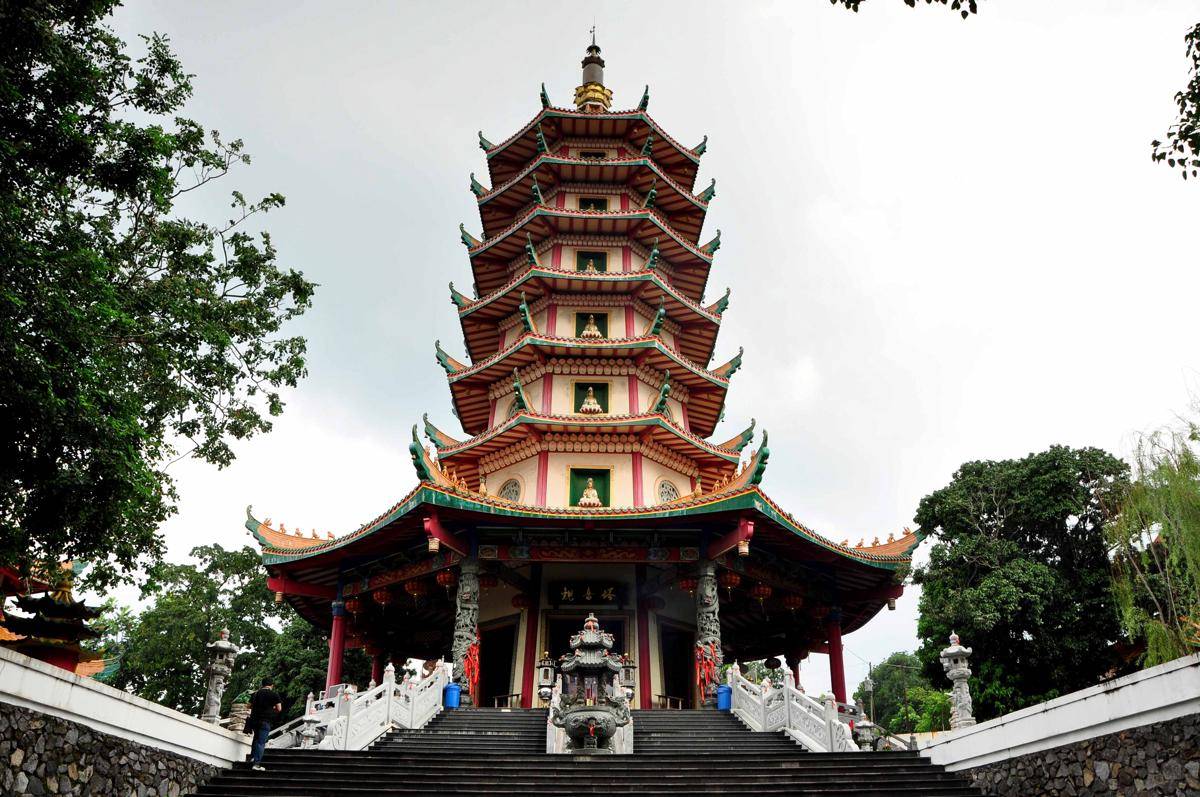Pagoda Avalokitesvara tempat wisata religi di Indonesia