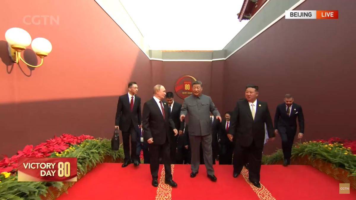 Presiden Rusia Vladimir Putin dan pemimpin Korea Utara Xi Jinping berjalan di depan dengan Presiden China Xi Jinping menuju podium utama Parade Militer China. (Youtube/CGTN)
