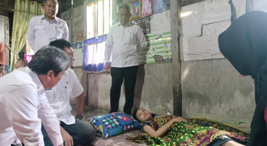 Sekda Kabupaten OKI, Asmar Wijaya saat mengunjugi siswa korban keracunan MBG. (Dok. Istimewa)