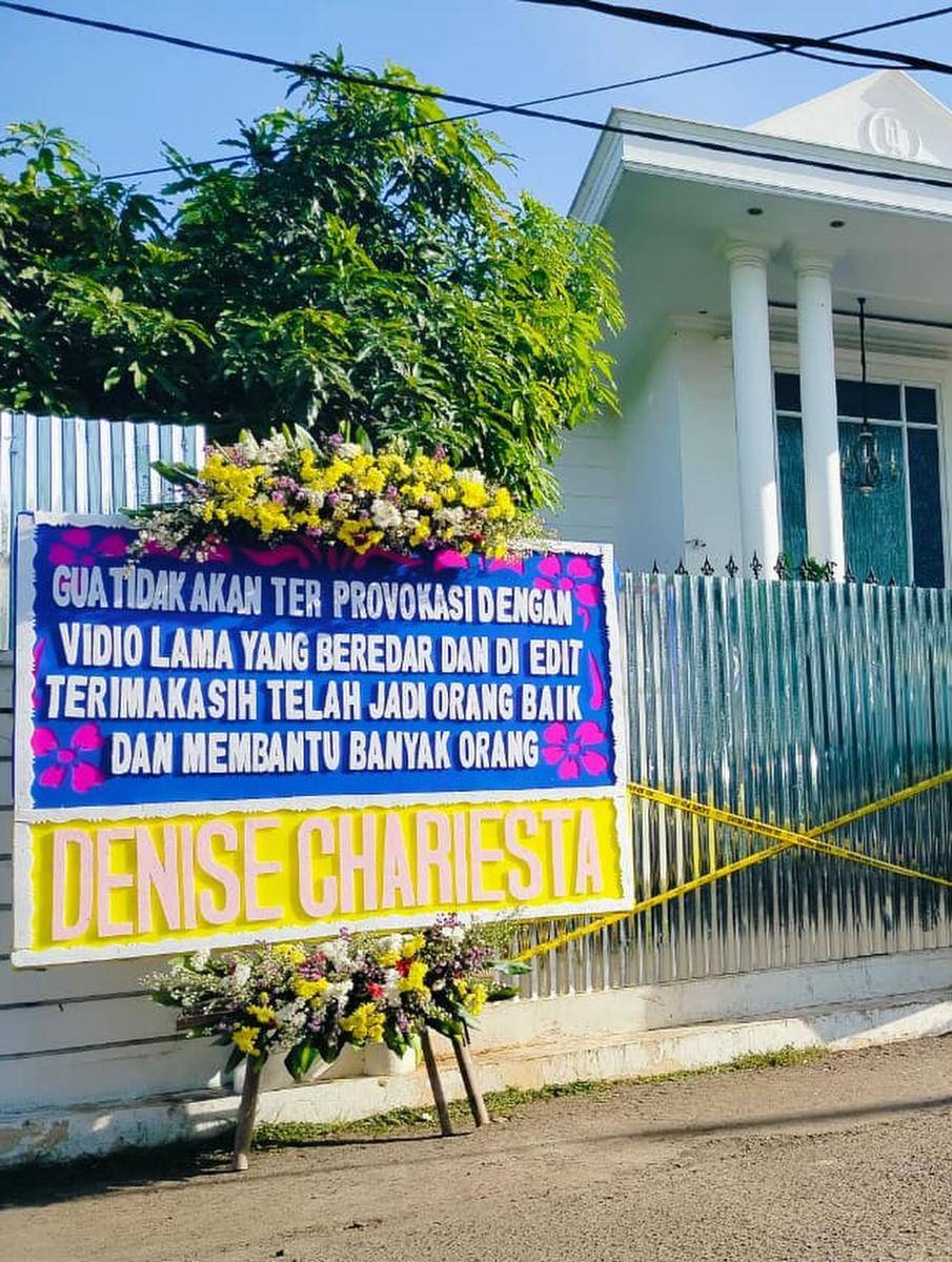 Denise Chariesta Kirim Karangan Bunga (Instagram.com/denisechariesta91)