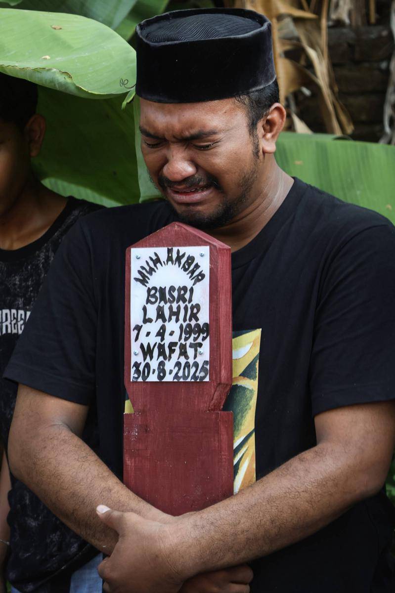 antarafoto-pemakaman-korban-kericuhan-aksi-29-agustus-di-dprd-makassar-1756888088 (1).jpg