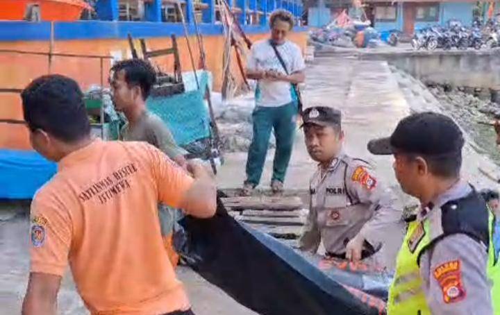 SAR Satlinmas Wilayah II Gunungkidul evakuasi sesosok jenazah di Pantai Baron