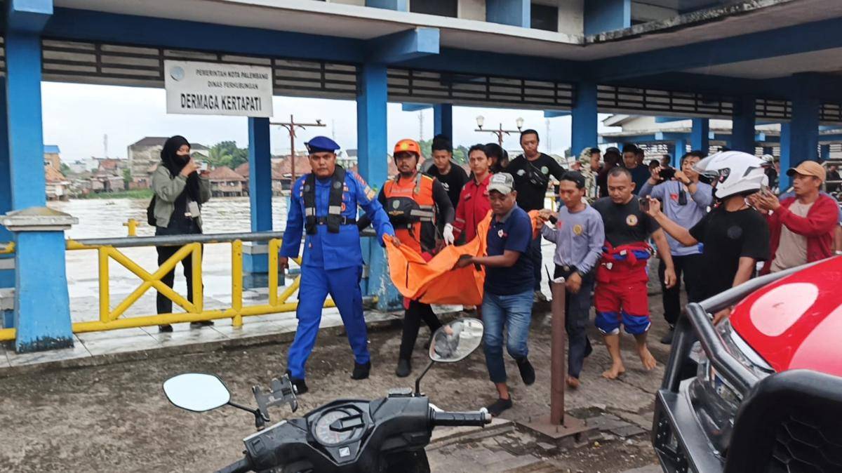 Evakuasi jasad korban tenggelam di Sungai Ogan Palembang (Dok: SAR Palembang)