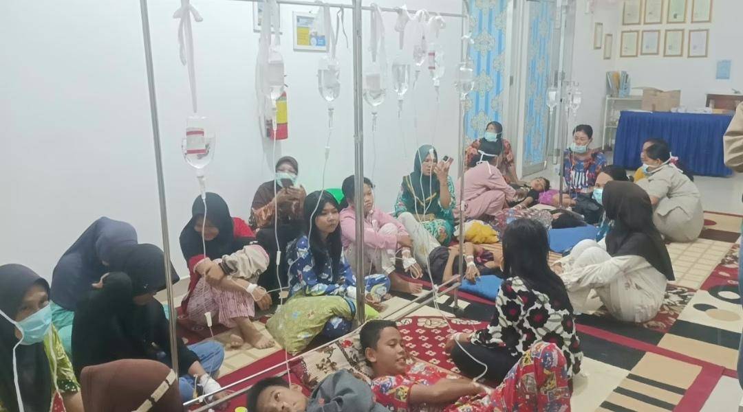 Sejumlah siswa di Pedamaran OKI dìbawa ke Puskesmas diduga keracunan usai santap MBG. (Dok. Warga)