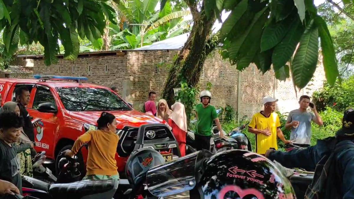 Mobil Inafis dan sejumlah warga melihat jasad Suhendro dievakuasi (IDN Times/Eko Agus Herianto)