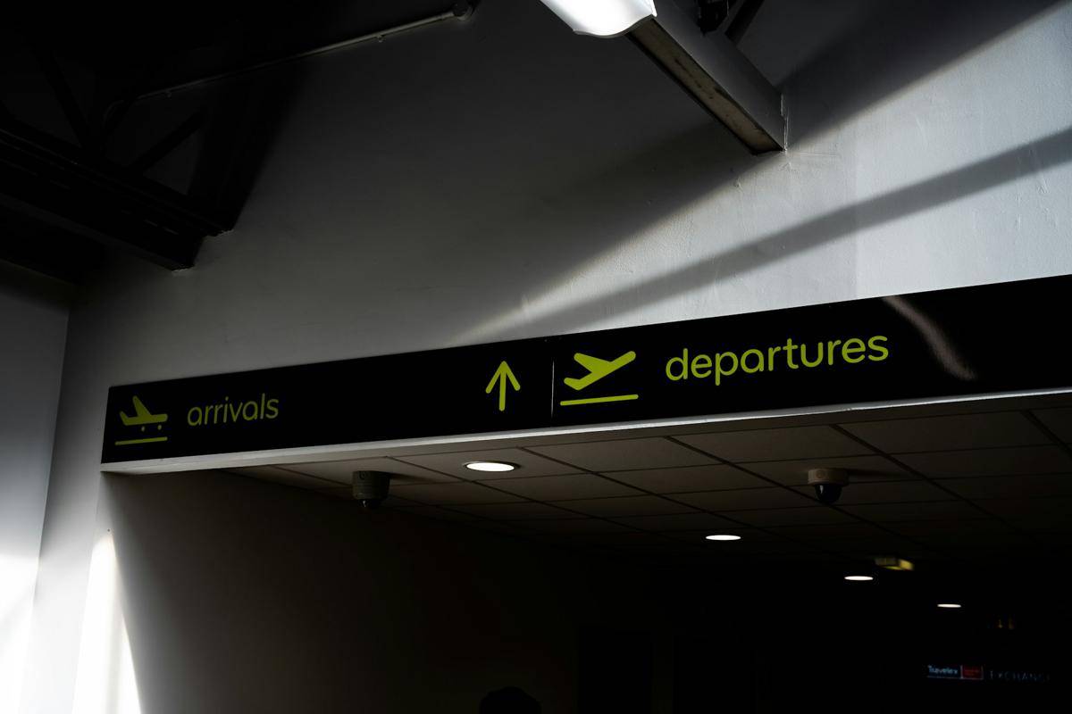 ilustrasi tempat kedatangan di bandara (unsplash.com/Winston Tjia)