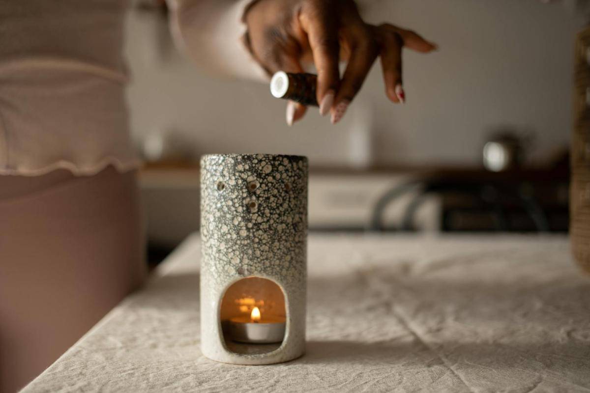 ilustrasi lilin aromaterapi (pexels.com/KATRIN  BOLOVTSOVA)